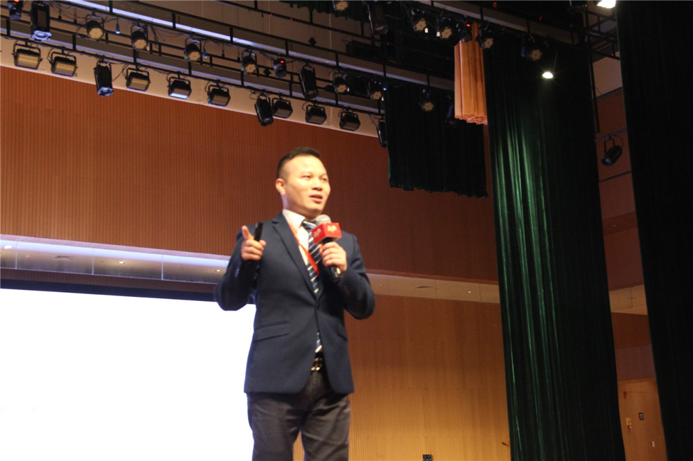 新中源設計總監袁高.JPG