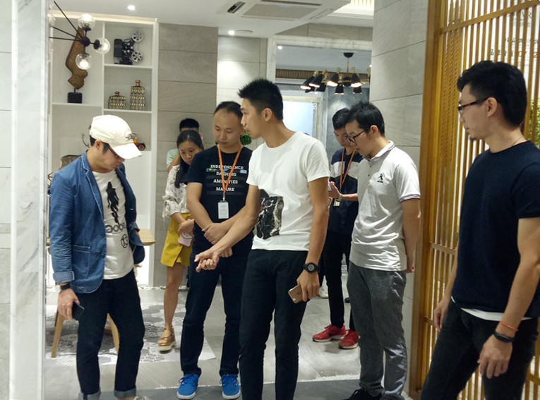 羅浮宮市場總監曾家強(左三)向何永明介紹展品_副本.jpg