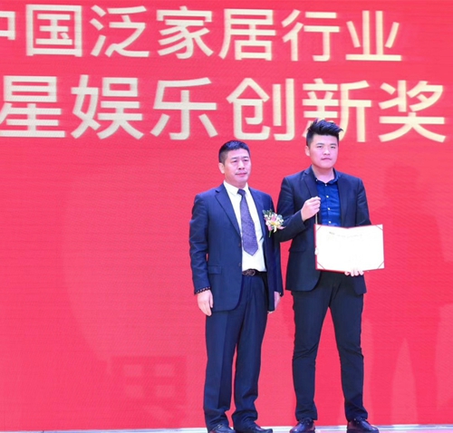 各企業代表上臺接受頒獎1.3.jpg